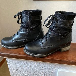 Dromedaris Kara black lace-up combat boots
